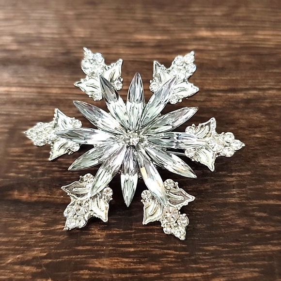 Snowflake Brooch Loaded with  Simulated diamonds - Picture 1 of 4